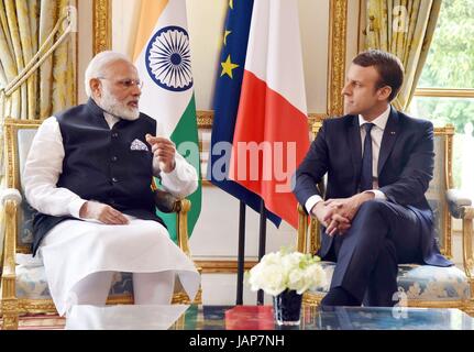 Le Premier Ministre indien Narendra Modi, gauche, au cours de sa réunion bilatérale avec le président français, Emmanuel Macron à l'Elysée le 3 juin 2017 à Paris, France. Banque D'Images