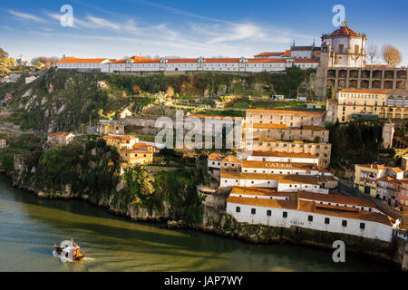 Bateau Rabelo transporte les touristes sur la rivière Douro neath caves Calem et Mosteiro da Serra do Pilar, Porto, Portugal Banque D'Images