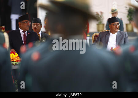 Katmandou, Népal. 7 juin, 2017. Nouveau élire premier ministre Sher Bahadur Deuba (R) avec le Premier ministre sortant, Pushpa Kamal Dahal (L) s'asseoir pendant la cérémonie d'assermentation au bureau présidentiel à Katmandou, au Népal, le 7 juin 2017. Credit : Skanda Gautam/ZUMA/Alamy Fil Live News Banque D'Images