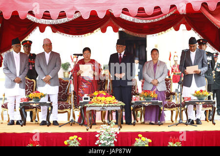 Katmandou, Népal. 7 juin, 2017. Nouveau élire premier ministre Sher Bahadur Deuba (R) prend la parole lors de la cérémonie d'assermentation du président Bidhya Devi Bhandari (3-L), le Premier ministre sortant, Pushpa Kamal Dahal (3-R), Vice-président Nanda Kishore Pun (2-L), Président de l'Assemblée Onsari Gharti Magar (2-R) et le juge en chef par intérim Gopal Parajuli (L) à la fonction présidentielle à Katmandou, au Népal, le 7 juin 2017. Credit : Skanda Gautam/ZUMA/Alamy Fil Live News Banque D'Images