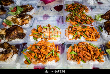 Kuala Lumpur, Malaisie. 7 juin, 2017. Une visite à la Bangsar Ramadan food bazaar à Kuala Lumpur, où les gens viennent pour acheter des aliments halal pour leur rupture du jeûne dans la soirée. Un décrochage préparé différents plats à base de poulet au Ramadan food bazaar. Credit : Danny Chan/Alamy Live News Banque D'Images