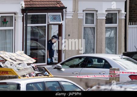 Ilford, East London, UK. 07Th Juin, 2017. Mercredi 07/06/2017 agents de la Police métropolitaine de la lutte contre le terrorisme et de commande du groupe de soutien Territorial attaqué une maison à Ilford est de Londres à environ 01:30h. Il est entendu à partir de médias locaux, c'était en rapport avec l'enquête en cours sur l'attaque terroriste de London Bridge. Il est rapporté par les médias locaux qu'un homme a été arrêté, soupçonné de la commission, la préparation ou l'instigation d'actes terroristes et est actuellement détenu dans un poste de police du sud de Londres. Credit : Hot Shots/Alamy Live News Banque D'Images