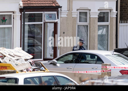 Ilford, East London, UK. 07Th Juin, 2017. Mercredi 07/06/2017 agents de la Police métropolitaine de la lutte contre le terrorisme et de commande du groupe de soutien Territorial attaqué une maison à Ilford est de Londres à environ 01:30h. Il est entendu à partir de médias locaux, c'était en rapport avec l'enquête en cours sur l'attaque terroriste de London Bridge. Il est rapporté par les médias locaux qu'un homme a été arrêté, soupçonné de la commission, la préparation ou l'instigation d'actes terroristes et est actuellement détenu dans un poste de police du sud de Londres. Credit : Hot Shots/Alamy Live News Banque D'Images