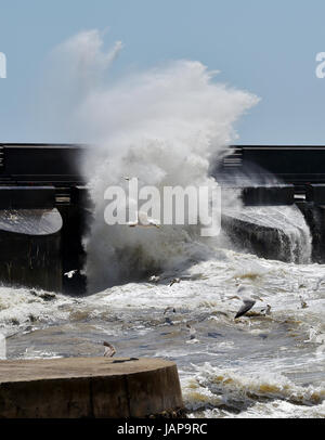 Brighton, UK. 7 juin, 2017. Les vagues déferlent sur le port de plaisance de Brighton mur occidental comme des vents forts continuer le long de la côte sud d'aujourd'hui mais avec les prévisions météorologiques à i8mprove à nouveau la semaine prochaine au Royaume-Uni Crédit : Simon Dack/Alamy Live News Banque D'Images