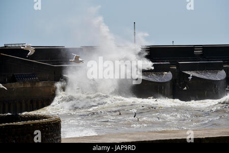 Brighton, UK. 7 juin, 2017. Les vagues déferlent sur le port de plaisance de Brighton mur occidental comme des vents forts continuer le long de la côte sud d'aujourd'hui mais avec les prévisions météorologiques à i8mprove à nouveau la semaine prochaine au Royaume-Uni Crédit : Simon Dack/Alamy Live News Banque D'Images