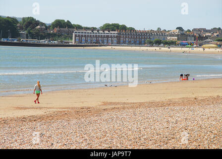 Dorset UK. 7 juin, 2017. Les gens profiter d'une plage quasi déserte sur une journée venteuse à Weymouth Crédit : Stuart fretwell/Alamy Live News Banque D'Images