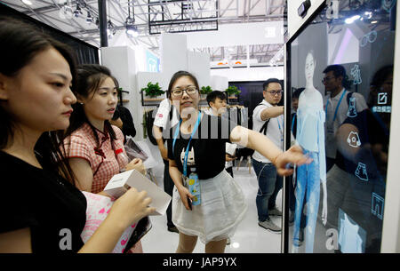 (170607) -- SHANGHAI, 7 juin 2017 (Xinhua) -- Les visiteurs tenter un pansement intelligent pendant le miroir 2017 du CES (Consumer Electronics Show) Asia à Shanghai, la Chine orientale, le 7 juin 2017. Plus de 450 exposants de 22 pays et régions ont pris part à la Conférence d'Asie, qui a donné le coup d'ici mercredi. (Xinhua/Fang Zhe) (wyo) Banque D'Images