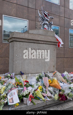 Londres, Royaume-Uni. 7 juin, 2017. Offres de fleurs sur la chaussée par le pont de Londres, où les gens ont été tués et blessés dans une attaque terroriste dans la nuit du 3 juin 2017.Londres, Royaume-Uni. Credit : Julio Etchart/Alamy Live News Banque D'Images