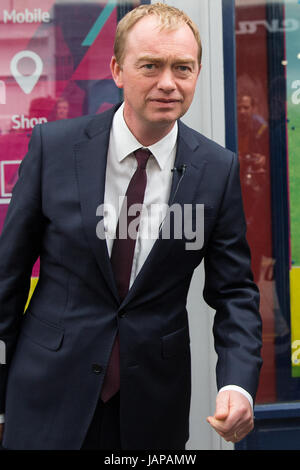 London, UK. 7 juin, 2017. Tim Farron, leader des libéraux démocrates, campagnes à Twickenham pour candidat local Vince Cable sur le dernier jour de la campagne à venir de l'élection générale. Credit : Mark Kerrison/Alamy Live News Banque D'Images