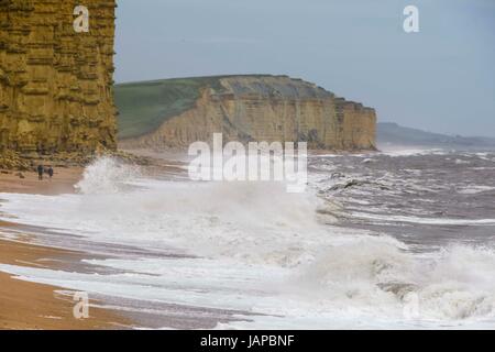 West Bay, Dorset, UK. 7 juin, 2017. Météo britannique. Conditions de vent pour la saison de West Bay, dans le Dorset préparez une mer qui crash à terre sur une plage de l'est presque déserte. Crédit photo : Graham Hunt/Alamy Live News Banque D'Images