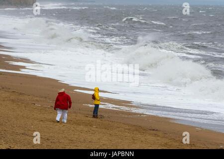 West Bay, Dorset, UK. 7 juin, 2017. Météo britannique. Conditions de vent pour la saison de West Bay, dans le Dorset préparez une mer qui crash à terre sur une plage de l'est presque déserte. Crédit photo : Graham Hunt/Alamy Live News Banque D'Images