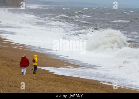 West Bay, Dorset, UK. 7 juin, 2017. Météo britannique. Conditions de vent pour la saison de West Bay, dans le Dorset préparez une mer qui crash à terre sur une plage de l'est presque déserte. Crédit photo : Graham Hunt/Alamy Live News Banque D'Images