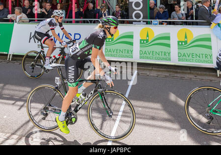 Daventry, Northamptonshire, 7 juin 2017, l'OVO féminin, l'étape 1. Amérique du Northamptonshire. Les participants à partir du centre-ville de Daventry couvrant une distance de 147,5 km, (91,7 milles) en finition sheep street Kettering. Banque D'Images