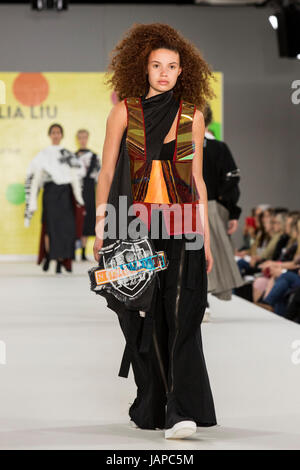 Londres, Royaume-Uni. 7 juin 2017. A model portant une collection créée par Ophelia Liu de Ravensbourne pendant le meilleur de la Fashion Week 2017 diplômés montrent à l'Old Truman Brewery. Graduate Fashion Week est un événement annuel qui met en vedette des diplômés récents des collections de l'UK's leading fashion des collèges et des cours à l'université d'une série de défilés et expositions. Photo : Alamy/CatwalkFashion Live News Banque D'Images