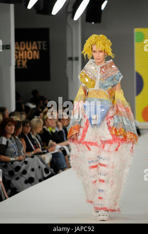 Londres, Royaume-Uni. 7 juin 2017. Un modèle présente un regard par Maddie Williams du Edinburgh College of Art au cours de la meilleure vitrine de passerelle à la dernière journée de la Semaine de la mode en cours d'études supérieures à l'Old Truman Brewery dans l'Est de Londres. L'événement met en valeur l'obtention du diplôme d'afficher et de créateurs de mode à venir à partir de UK et international des universités. Crédit : Stephen Chung / Alamy Live News Banque D'Images