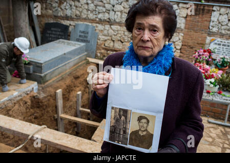 Guadalajara, Espagne. 28 janvier, 2016. CARMEN BENITO ALCANTARILLA montre la photo de son oncle Valentin Alcantarilla Mercado.Valentin était à l'intérieur de la fosse numéro 2 exhumés en janvier 2016. Timoteo Mendieta Alcala a été exécuté contre le mur du cimetière de Guadalajara le 16 novembre 1939 - L'un des quelque 822 exécutions effectuées au cimetière de 1939 à 1944. Le père-de-sept avaient été le dirigeant local du syndicat UGT socialiste dans le village de Sacedon, où il avait travaillé comme un boucher. Au cours de l'ère de Franco, sa famille n'a pas osé demander que sa reste retirée de la grave Banque D'Images