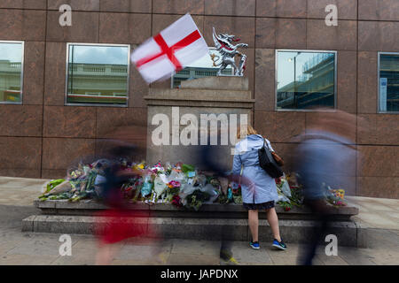 Londres, Royaume-Uni. 07Th Juin, 2017. Les Londoniens en passant devant la fleur de culte sur le pont de Londres le 07 juin 2017, quatre jours après les attaques terroristes dans laquelle huit personnes sont mortes et de nombreuses autres ont été blessées Crédit : Daniel Lange/Alamy Live News Banque D'Images