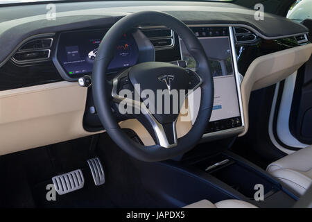 Turin, Italie, 7 juin 2017. Vue de l'intérieur et un tableau de bord du modèle Tesla X. Troisième édition du Parco Valentino Location de voitures show hosts par de nombreux fabricants d'automobiles et les concepteurs de voiture à l'intérieur du Parc Valentino à Turin, Italie. Banque D'Images