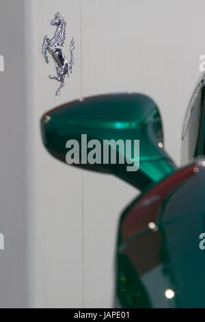 Turin, Italie, 7 juin 2017. Logo ferrari avec détail des Ferrari 488 Spider. Troisième édition du Parco Valentino Location de voitures show hosts par de nombreux fabricants d'automobiles et les concepteurs de voiture à l'intérieur du Parc Valentino à Turin, Italie. Banque D'Images