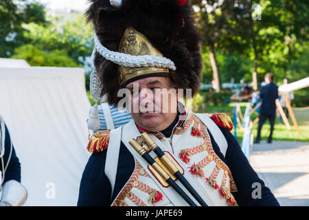 La Russie, Moscou. Le mercredi, Juin 7, 2017. Fois International et époques s'ouvre à Moscou. Aboue 6000 participants de partout dans le monde prennent part à ce 12 jour de festival. Ils représentent de nombreuses périodes de l'histoire à partir de la période de la Grèce antique et de Rome à XX siècle sur plus de 15 zones festival dans toute la ville. Période de la guerre de Napoléon est situé sur la zone du festival Strastnoy (notre seigneur ses passions) boulevard de Moscou. Homme non identifié dans une pittoresque uniforme militaire d'un batteur. Crédit : Alex's Pictures/Alamy Live News Banque D'Images