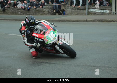 Ile de Man, Royaume-Uni. 7 juin, 2017. Numéro 16 Derek Sheils (Kawasaki / Burrows Engineering). Ramsey, Ile de Man, Royaume-Uni. Jun 7, 2017. Île de Man TT Races, Jour 3, course légère Bennetts. Credit : Louisa Jane Bawden/Alamy Live News. Banque D'Images