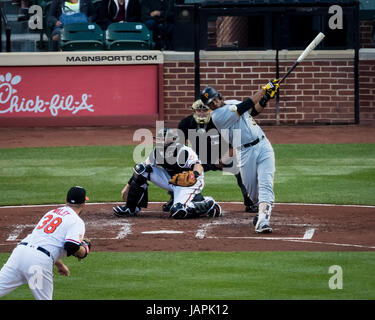 Baltimore, Maryland, USA. 07Th Juin, 2017. Pirates de Pittsburgh catcher Elias Diaz (32) des célibataires au cours de match entre la MLB et Pirates de Pittsburgh Baltimore Orioles à l'Oriole Park at Camden Yards de Baltimore, Maryland. Taetsch Scott/CSM/Alamy Live News Banque D'Images