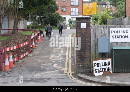 Haringey, Londres, Royaume-Uni. 8 juin, 2017. Les électeurs des signes de passage menant à un bureau de scrutin mobile Haringey, London, UK Crédit : Thomas Carver/Alamy Live News Banque D'Images