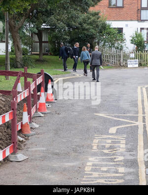 Haringey, Londres, Royaume-Uni. 8 juin, 2017. Les électeurs des signes de passage menant à un bureau de scrutin mobile Haringey, London, UK Crédit : Thomas Carver/Alamy Live News Banque D'Images