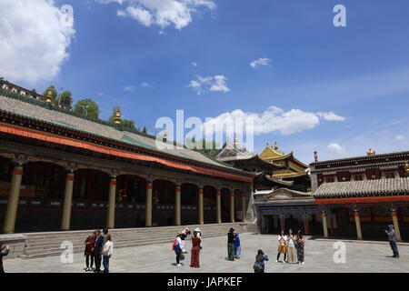 Xining, Xining, Chine. 7 juin, 2017. Xining, Chine-Juin 7 2017 : (usage éditorial uniquement. Chine OUT) .Le Monastère de goudron, l'un des six plus importants monastères de l'Gelukpa (jaune Hat) du bouddhisme tibétain, est un grand complexe avec des dizaines de salles et tours sur une montagne en deux styles architecturaux Han et Tibétain. Situé à Huangzhong County, à 25 kilomètres de Xining, province du Qinghai en Chine du nord-ouest, le monastère a été construit en 1560 en l'honneur du fondateur de l'école Gelukpa, Djé Tsongkhapa. Il est connu pour ses nombreuses peintures murales, des sculptures de beurre et barbolas qui Banque D'Images