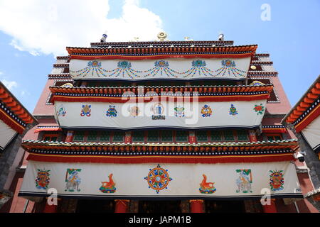 7 juin 2017 - Xining, Xining, Chine - Xining, Chine-Juin 7 2017 : (usage éditorial uniquement. Chine OUT) ..Le Monastère de goudron, l'un des six plus importants monastères de l'Gelukpa (jaune Hat) du bouddhisme tibétain, est un grand complexe avec des dizaines de salles et tours sur une montagne en deux styles architecturaux Han et Tibétain. Situé à Huangzhong County, à 25 kilomètres de Xining, province du Qinghai en Chine du nord-ouest, le monastère a été construit en 1560 en l'honneur du fondateur de l'école Gelukpa, Djé Tsongkhapa. Il est connu pour ses nombreuses peintures murales, des sculptures de beurre et barbolas qui Banque D'Images