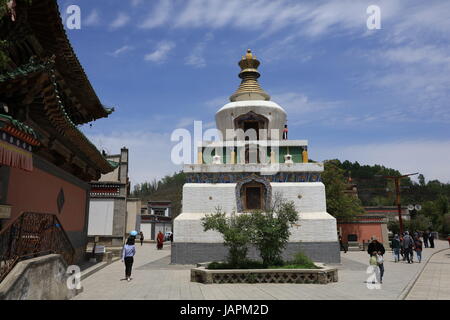 7 juin 2017 - Xining, Xining, Chine - Xining, Chine-Juin 7 2017 : (usage éditorial uniquement. Chine OUT) ..Le Monastère de goudron, l'un des six plus importants monastères de l'Gelukpa (jaune Hat) du bouddhisme tibétain, est un grand complexe avec des dizaines de salles et tours sur une montagne en deux styles architecturaux Han et Tibétain. Situé à Huangzhong County, à 25 kilomètres de Xining, province du Qinghai en Chine du nord-ouest, le monastère a été construit en 1560 en l'honneur du fondateur de l'école Gelukpa, Djé Tsongkhapa. Il est connu pour ses nombreuses peintures murales, des sculptures de beurre et barbolas qui Banque D'Images