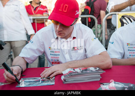 Alghero, Italie, 7 juin 2017. Rally d'Italia Sardegna 2017, 7e étape du Championnat du Monde des Rallyes. Toyota Team Gazoo Racing driver Jari-Matti Latvala (FIN) en photo pendant une séance d'autographes. Credit : Giacomo Altamira/Alamy Live News Crédit : Giacomo Altamira/Alamy Live News Banque D'Images