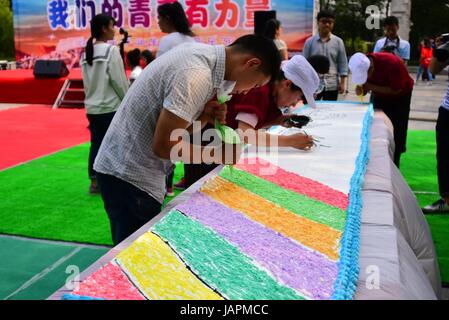 La Chine. 8 juin, 2017. Les élèves partagent un grand gâteau dans une université de Zhengzhou, province du Henan en Chine centrale, 6 juin 2017. Crédit : SIPA Asie/ZUMA/Alamy Fil Live News Banque D'Images