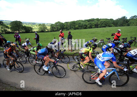 Boels Dolmans vélo's Lizzie Deignan (en bas à gauche) participe à la SKODA Reine des montagnes, la première étape à Haselbech pendant le Women's Tour of Britain de Daventry à Kettering. Banque D'Images