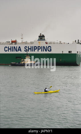 Sclc Tianjin véhicule transporteur exerce sur les quais de Southampton Banque D'Images