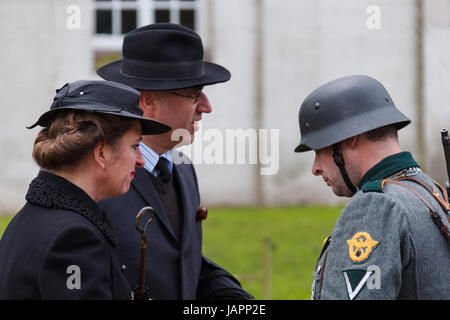 Spijk Terug naar toen événement : soldat allemand contrôle civils Banque D'Images