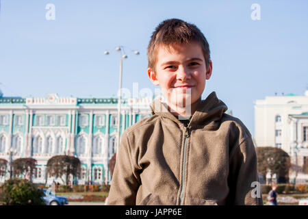 Yekaterinburg, Russie - septembre 24,2016 : Happy boy on background Chambre Sevastyanov, avenue Lénine Banque D'Images