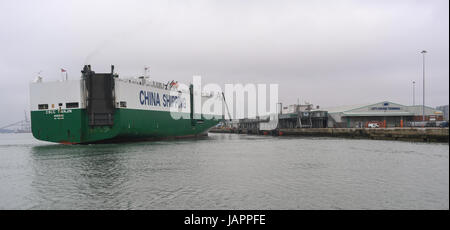 Sclc Tianjin véhicule transporteur exerce sur les quais de Southampton Banque D'Images