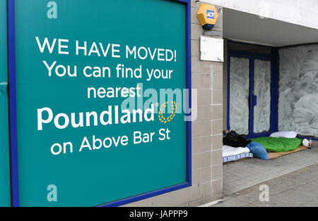 Sans-abri vivent dans la porte d'une des mesures récemment libéré Poundland dans le centre-ville de Southampton Banque D'Images