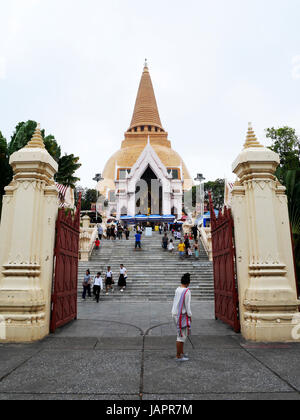 Hai personnes visitent et respect prier Bouddha (reliques Sarira) et chedi du Wat Phra Pathommachedi Ratcha Wora Wihan Maha le 27 mars 2017 à Nakhon Pathom Banque D'Images