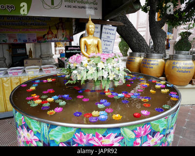 La prière rituelle de bougies colorées flottant sur l'eau pour prier bouddha à Wat Phra Pathommachedi Ratcha Wora Wihan Maha dans Nakhon Pathom, Thaïlande Banque D'Images
