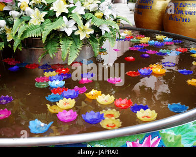 La prière rituelle de bougies colorées flottant sur l'eau pour prier bouddha à Wat Phra Pathommachedi Ratcha Wora Wihan Maha dans Nakhon Pathom, Thaïlande Banque D'Images
