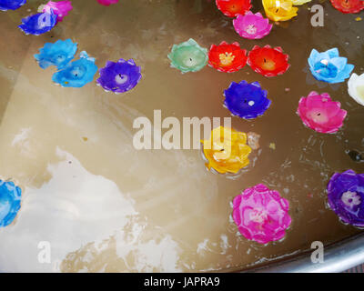 La prière rituelle de bougies colorées flottant sur l'eau pour prier bouddha à Wat Phra Pathommachedi Ratcha Wora Wihan Maha dans Nakhon Pathom, Thaïlande Banque D'Images