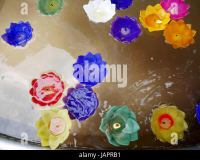 La prière rituelle de bougies colorées flottant sur l'eau pour prier bouddha à Wat Phra Pathommachedi Ratcha Wora Wihan Maha dans Nakhon Pathom, Thaïlande Banque D'Images