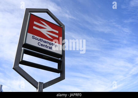 La gare de Southampton against a blue sky Banque D'Images