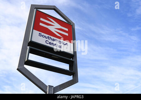 La gare de Southampton against a blue sky Banque D'Images