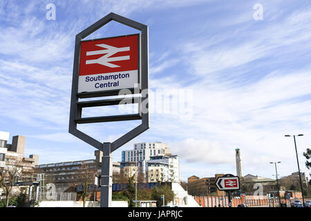 La gare de Southampton against a blue sky Banque D'Images