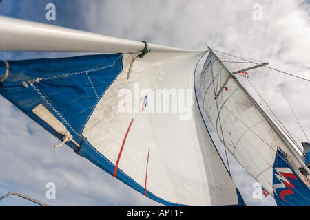 Voiles et ciel bleu avec des lignes et des gréements tales Banque D'Images