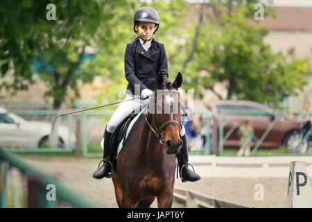 Jeune adolescente à cheval sur casque compétition équestre de dressage Banque D'Images