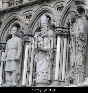 Détail de la façade ouest de la cathédrale de Nidaros : une statue d'Évêque Sigurd tenant la tête de ses trois neveux dans un bol. À sa gauche est l'Olaf Tryg Banque D'Images